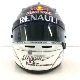 Шлем с автографом гонщика Себастьяна Феттеля, белый мрамор